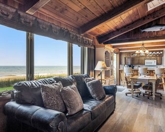 Waterfront with private sandy Beach- on 2 Acres! Dog Friendly with fence! - Sturgeon Bay - Living room