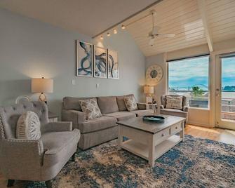 Embarcadero Resort Hotel & Marina - Newport - Living room