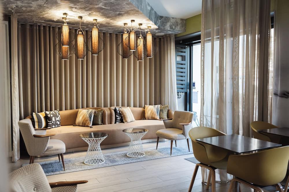 ٔوتل إيفيل سيجور