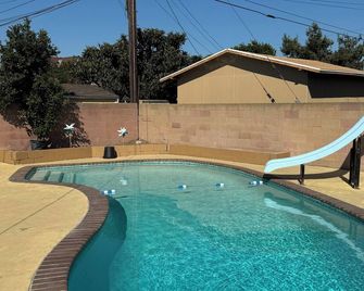 Dream Home with a Pool and Private backyard. Family oriented. Instant Booking. - Carson - Pool