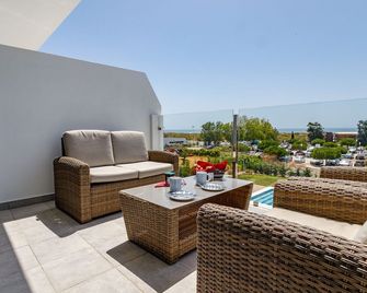 Lovely elegant 4 bed, 4 bath frontline house with stunning sea views and pool - Vila Real de Santo António - Balcony