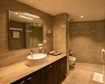 Goldfinch Hotel Bangalore - Bengaluru - Bathroom