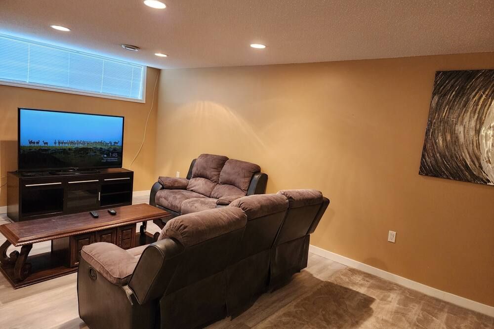 Beautiful updated home centrally located, close to General Hospital - Regina - Wohnzimmer
