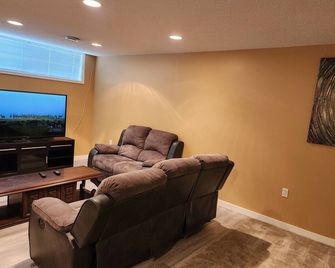 Beautiful updated home centrally located, close to General Hospital - Regina - Living room