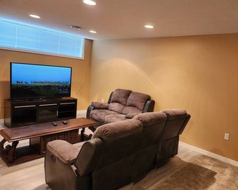 Beautiful updated home centrally located, close to General Hospital - Regina - Wohnzimmer