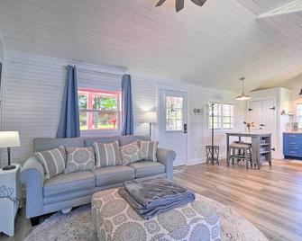 Landscape Views Sweetwater Country Cottage! - Sweetwater - Living room