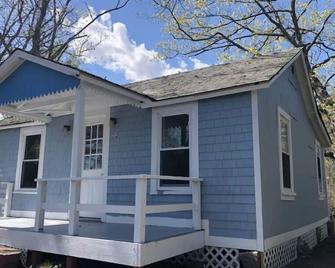 Room #3 Double Beds sleep up to 4 People - Buzzards Bay - Edificio