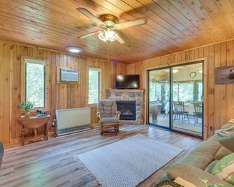Grill and Fire Pit Waterfront Cameron Retreat! - Barron - Living room