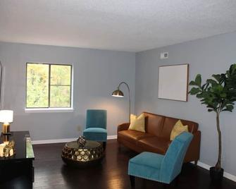 Raleigh North Hills: 1 King Bed & Pool - Raleigh - Salon