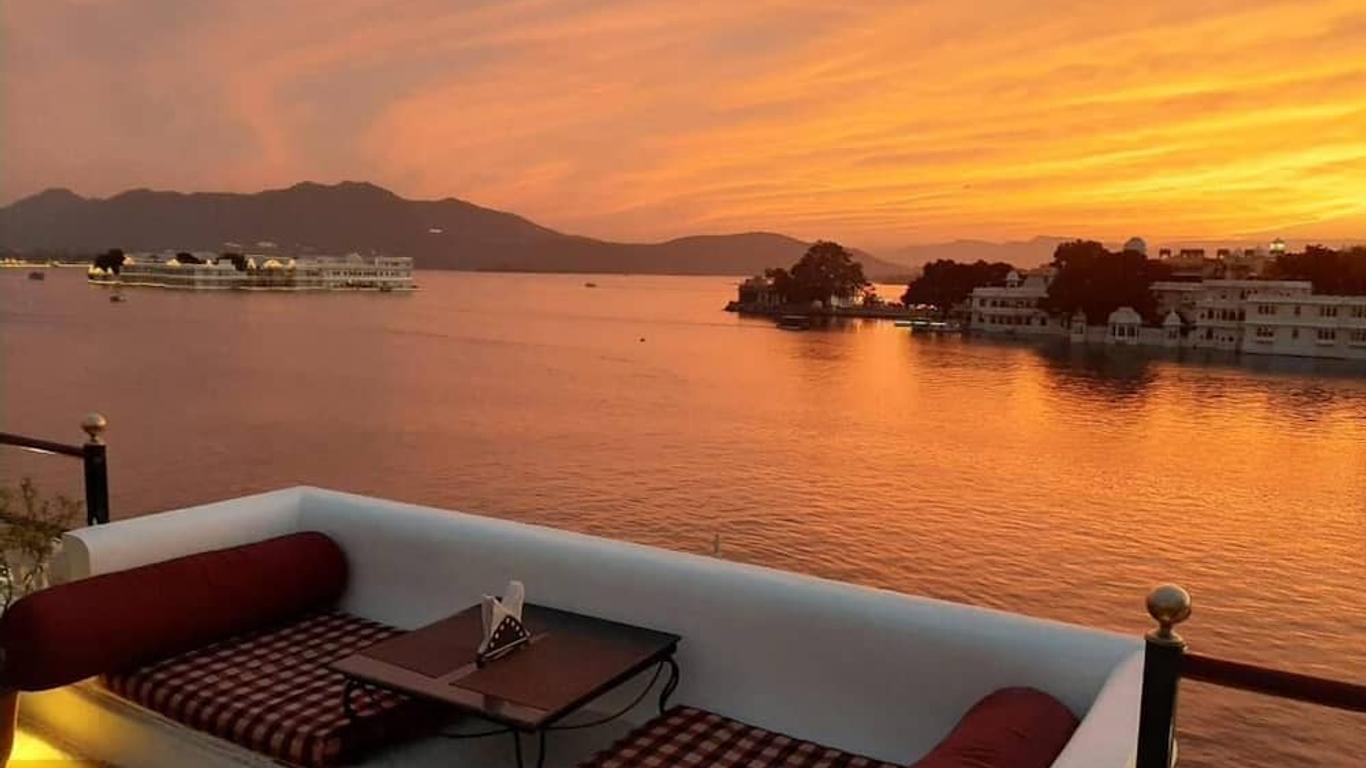 Hotel Devraj Niwas on Lake Pichola