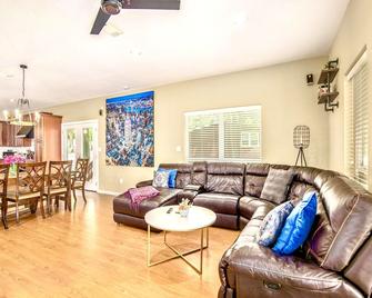 Riverfront home with hot tub, playground, kayaks, and amazing panoramic views! - Trinity - Sala de estar