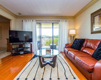 Modern 2bd-2ba with Lake & Golf Views in Saddlebrook Resort - Wesley Chapel - Вітальня