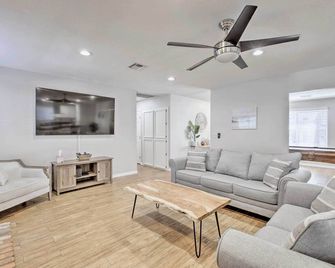 New Listing! Scottsdale Oasis W/ Heated Pool Near Golf & Shopping! - Scottsdale - Living room