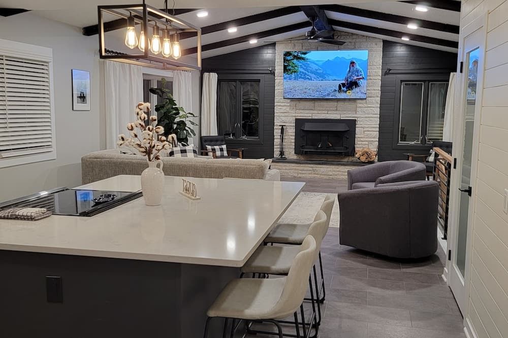 Stunning and Completely Remodeled Ranch Home! Walk to Downtown & Marina! - Port Washington - Dining room