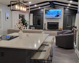 Stunning and Completely Remodeled Ranch Home! Walk to Downtown & Marina! - Port Washington - Comedor