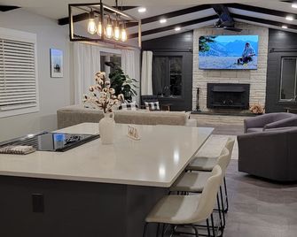 Stunning and Completely Remodeled Ranch Home! Walk to Downtown & Marina! - Port Washington - Dining room