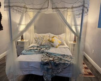 Little Italy - Welcome to Rome - Jacksonville - Bedroom