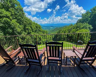 Overlook Mountain Retreat | Million Dollar Views, Fire Pit and Hot Tub! - Marshall - Balcón