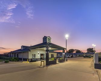 Best Western Regency Inn & Suites - Gonzales - Building