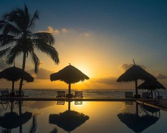 Amani Beach Resort - Kutani - Piscina