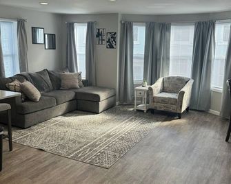 Charming 2-bedroom apartment in delightful Geneva,walking distance to downtown. - Geneva - Living room