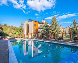 Mountain Modern Retreat at The Rockies! - Steamboat Springs - Pool