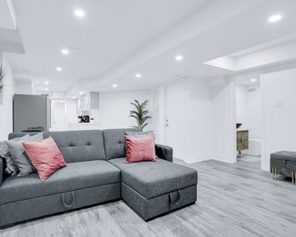 High Ceiling | Opulent Touche | Comfort stay - Caledon - Living room