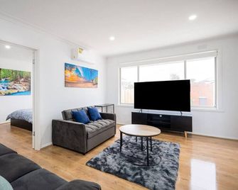 A Private Hideaway with Large Backyard and CarParks - Bayswater - Sala de estar