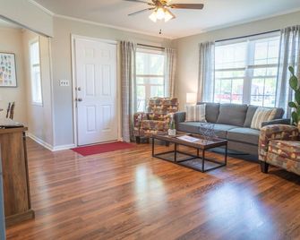 Cozy Caseville Cottage w/ Bikes - Caseville - Living room