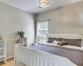 Quiet Lakefront Grand Rapids Cabin on 5 Acres - Grand Rapids - Bedroom