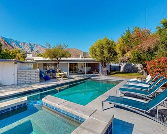 Desert oasis w/gorgeous mtn. views, private pool with spa, & grill -walk to town - Palm Springs