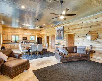 Burkesville Cabin, 3 Mi to Dale Hollow Lake! - Burkesville - Living room