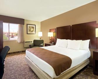 Rodeway Inn & Suites - Chandler - Bedroom