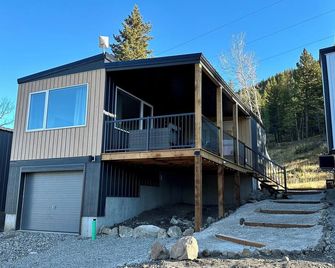 Sunrise Pines: a tiny escape to rest, relax and recharge. - Crowsnest Pass - Gebäude
