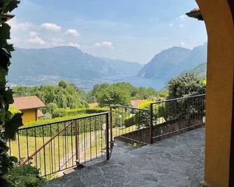 Lake & Mountain - Civenna - Balcony