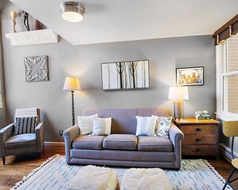 Snowy Peak Views from Living Room, 2 Parking Spaces, Walk to Ski condo - Telluride - Sala de estar