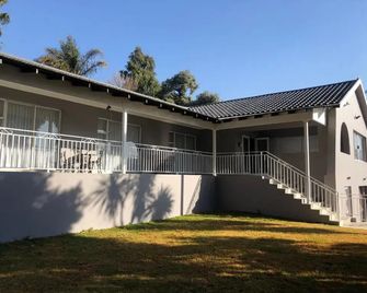 6 on Acacia & 8 on Acacia Guesthouse - Bedfordview - Bâtiment