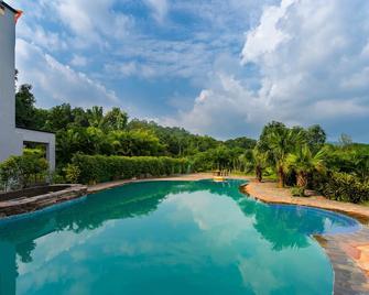 Corbett Wild Resort - A River Access Property - Garjia - Piscina
