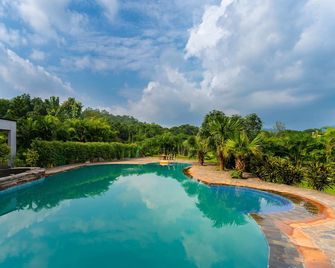 Corbett Wild Resort - A River Access Property - Garjia - Pool