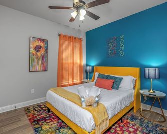 Groovy, New & Modern! Tv in each room - Shreveport - Bedroom