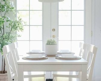 Charming 2-bedroom home in quiet neighborhood - Vallejo - Matsal