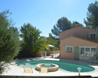 Holiday home with large garden and pool - Figanières - Piscina