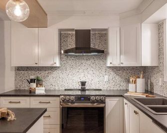 The Qv Stage, Lux Couples Retreat W/ Outdoor Sauna - St. John's - Kitchen