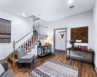 Near Downtown Walk to Main St River House Firepit - Boerne - Living room