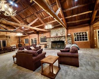 Spacious mountain lodge - Palomar Mountain - Living room