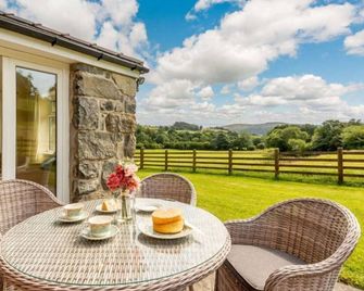 Farmhouse With Magnificent Countryside Views, Peaceful and Spacious - Bala - Innenhof