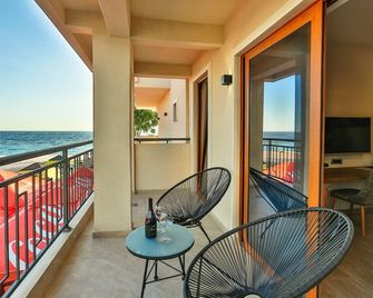 Sunset Hotel - Dobra Voda - Varanda