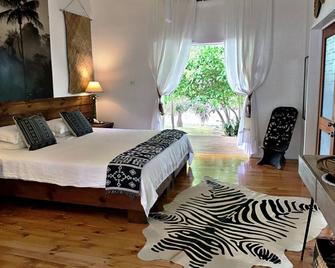 Sails Beachhouse Unique Waterfront Villa - Aore Island - Bedroom