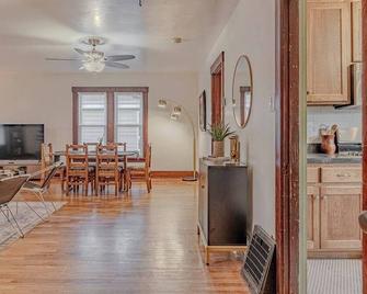 Charming Home w/ Fire Pit & Fenced Yard! - Manhattan - Menjador