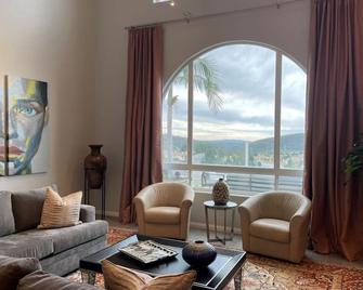 Spacious Single Level Home with Panoramic and Ocean Views - San Marcos - Living room